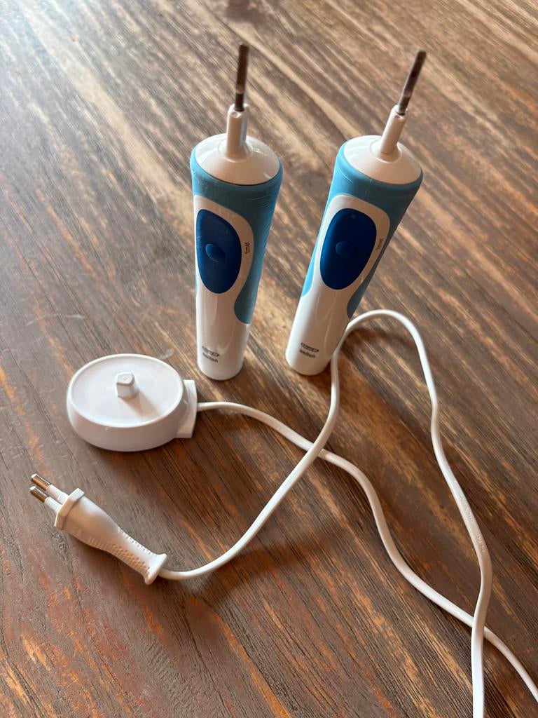 Oral B elektrische tandenborstel + lader, Ophalen, Gebruikt, Tandenborstel