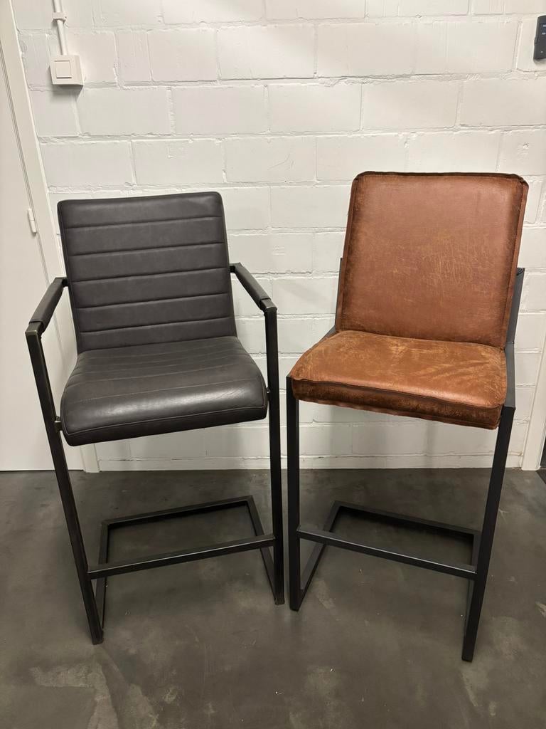 Barstoelen, Huis en Inrichting, Stoelen, Zo goed als nieuw, Twee, Leer, Metaal, Ophalen