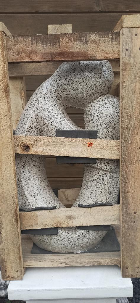 zittende man en kind gr in terrazzo, Ophalen, Nieuw, Steen, Mensenbeeld