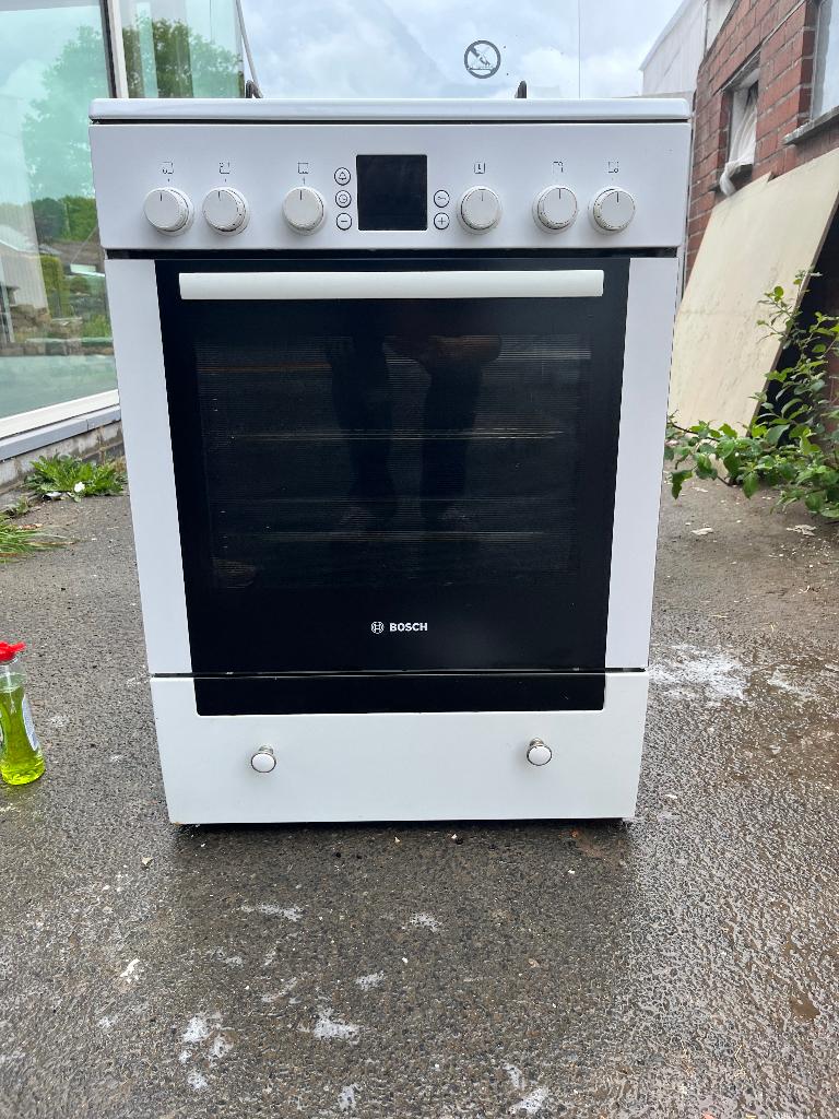 Bosch gasfornuis en elektrische oven wit, Enlèvement, Utilisé, Gril, 4 zones de cuisson