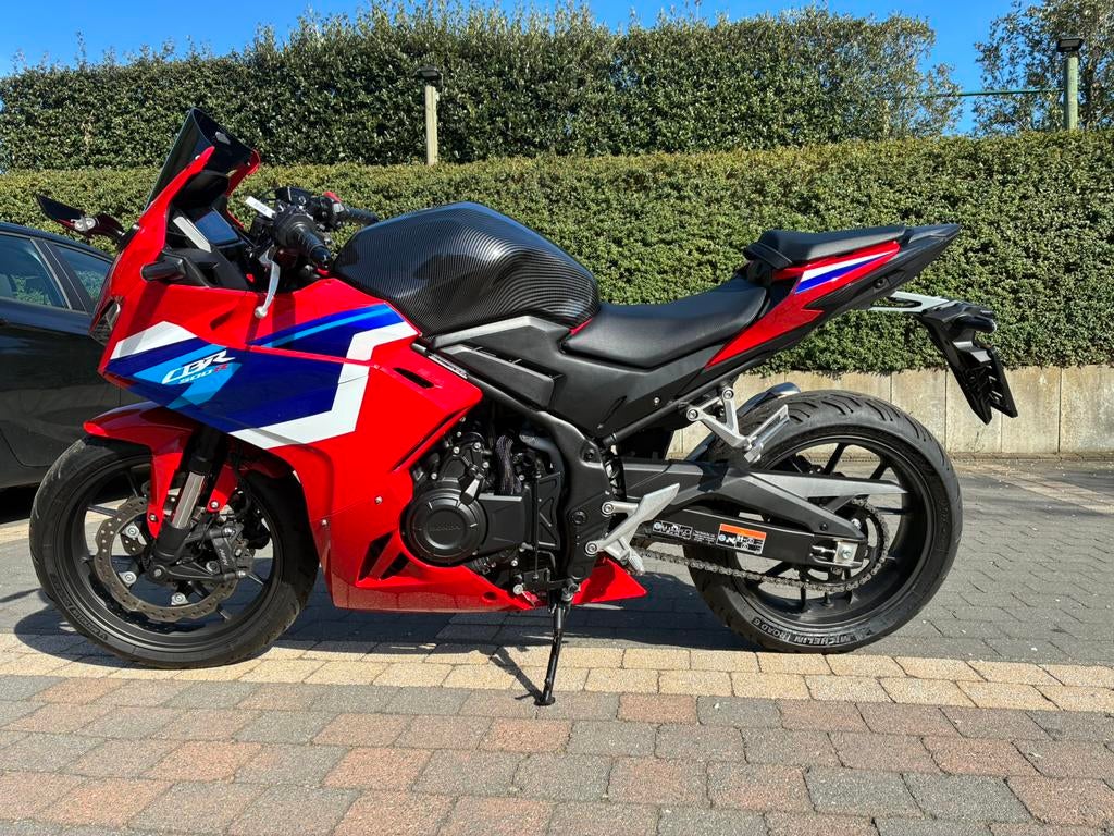 Prachtige 2025 Honda CBR500R ABS met stealth mirrors, Motoren, 2 cilinders, Occasion, Minimaal motorrijbewijs A2, ABS