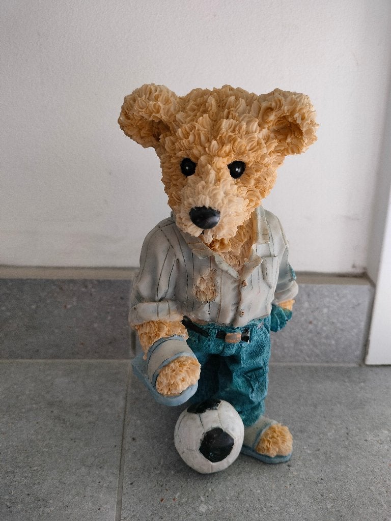 beeldje van beer met voetbal 20cm - blauw en beige, Ophalen of Verzenden, Nieuw, Dier
