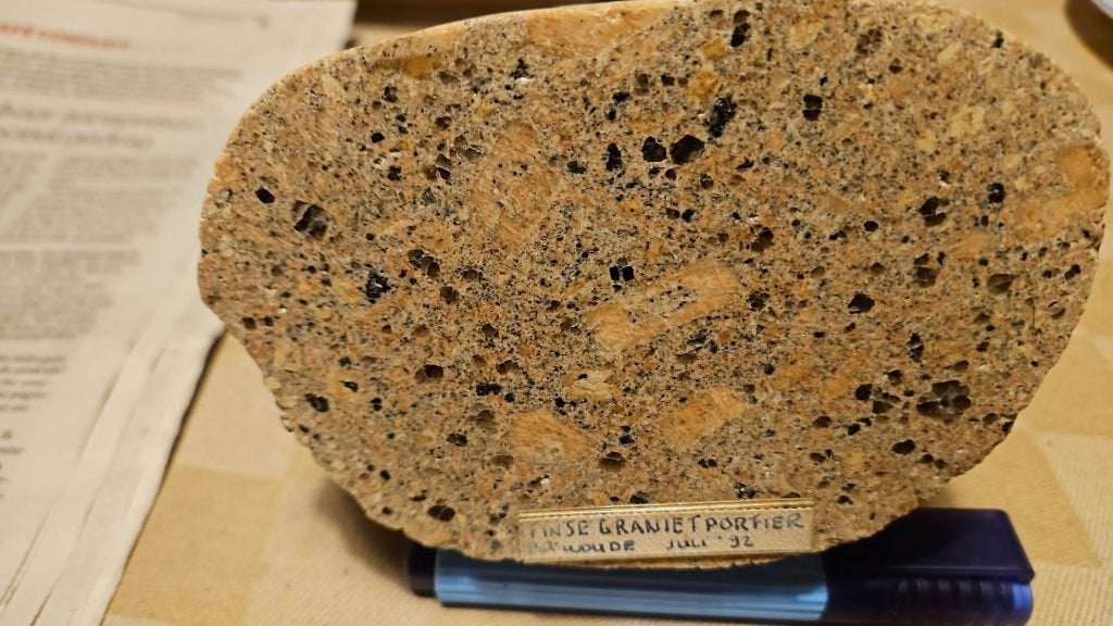 porphyre de granit finlandais taillé sur pierre, Enlèvement ou Envoi, Neuf, Granit
