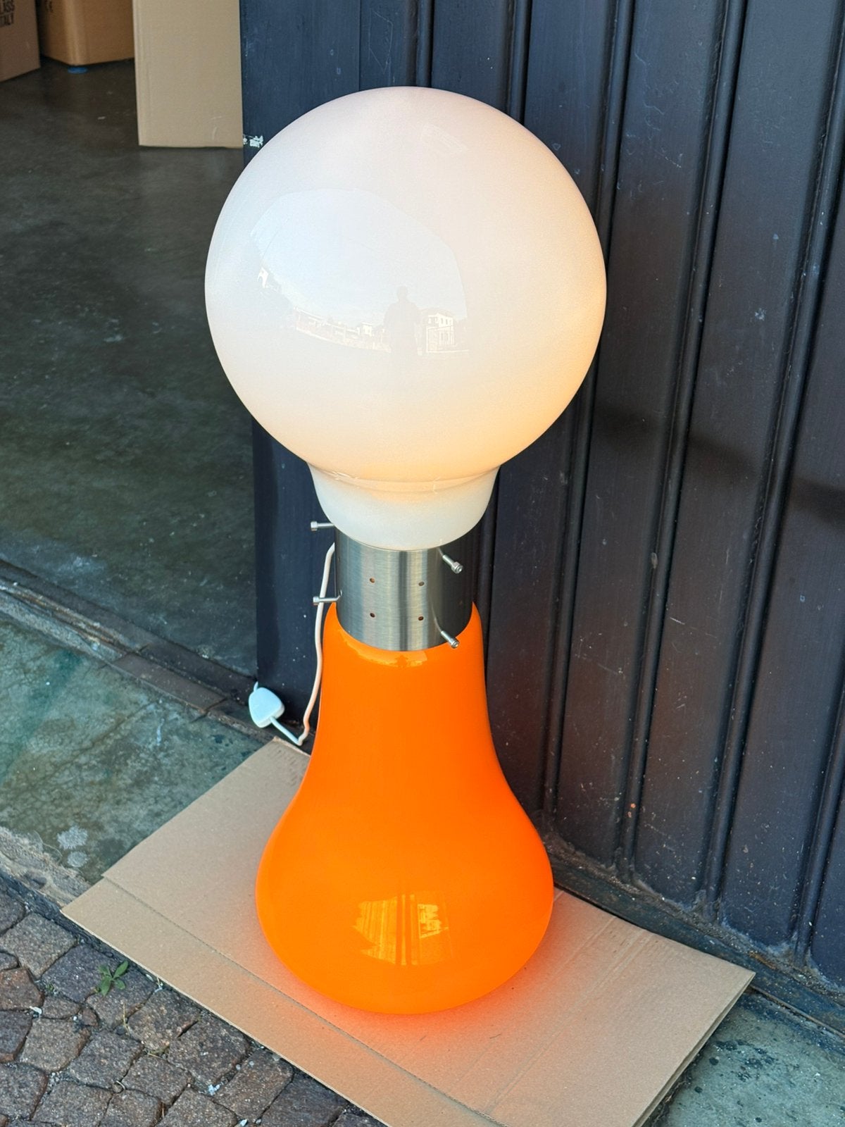 lampadaire orange avec un grand abat-jour sphérique, Maison & Meubles, Enlèvement ou Envoi, Comme neuf, Verre, Orange