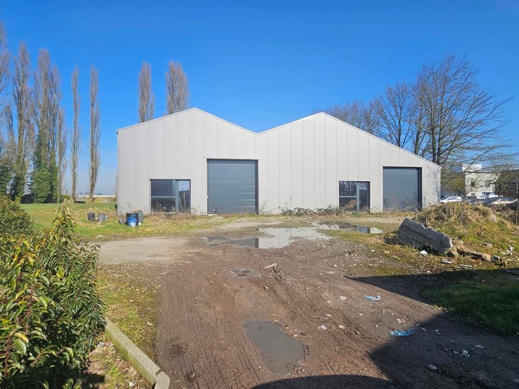 bâtiment d'affaires, entrepôt, garage, sur 1700 m2, Location