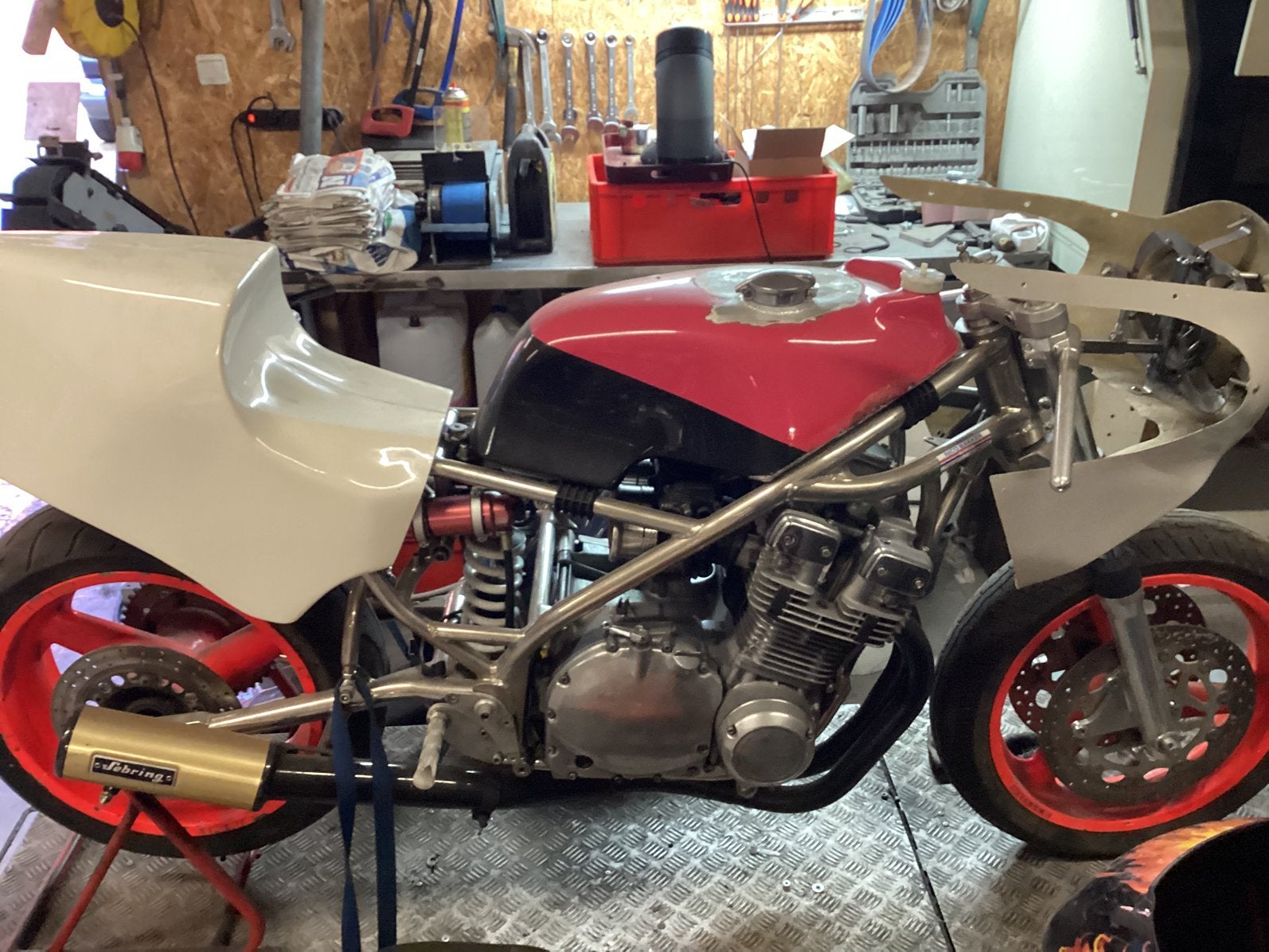 Nico Baker, Motos, Neuf