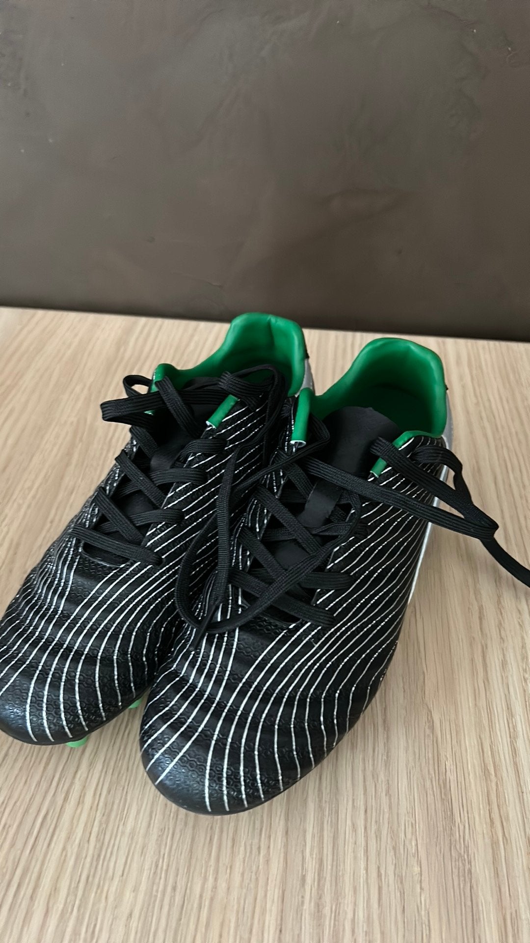Nieuwe voetbalschoenen maat 33 in originele doos, Sport en Fitness, Ophalen, Nieuw, Schoenen