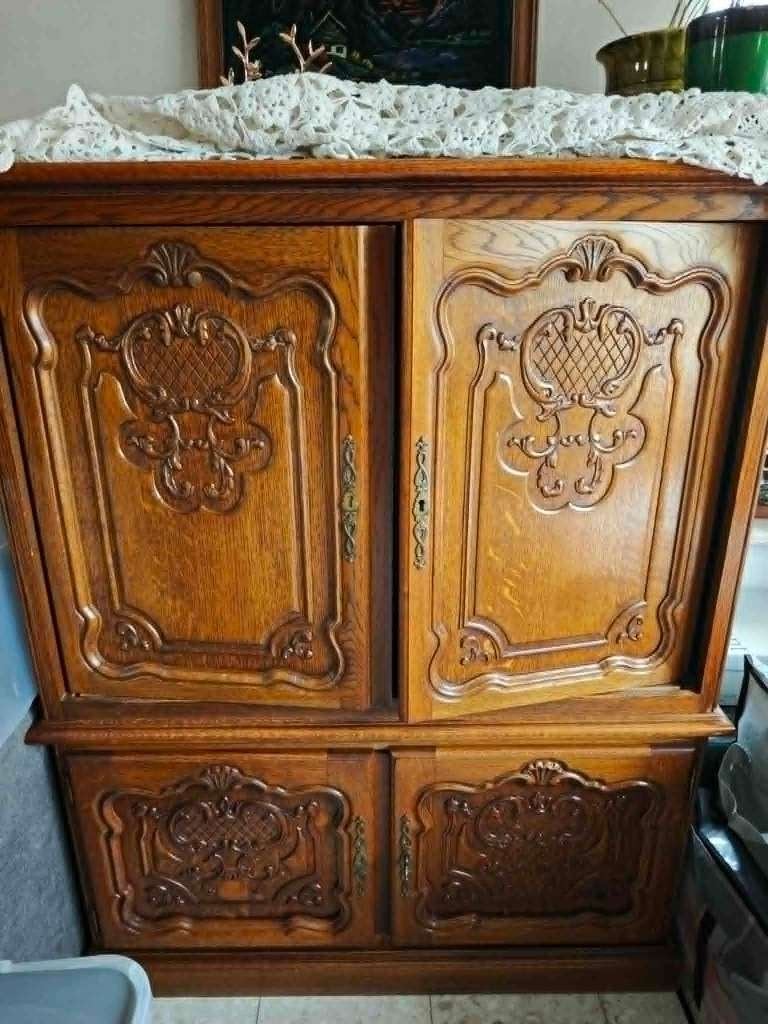 commode (télévision.) antique avec portes gravées, Antiquités & Art, Enlèvement