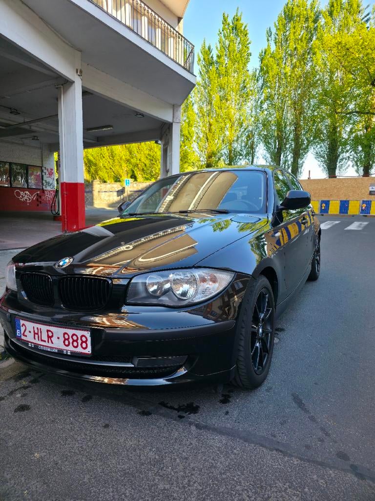 BMW 116i — 2010 — Benzine — Zwart — Perfecte staat., Auto's, Euro 5, 1 Reeks, Zwart, Zwart