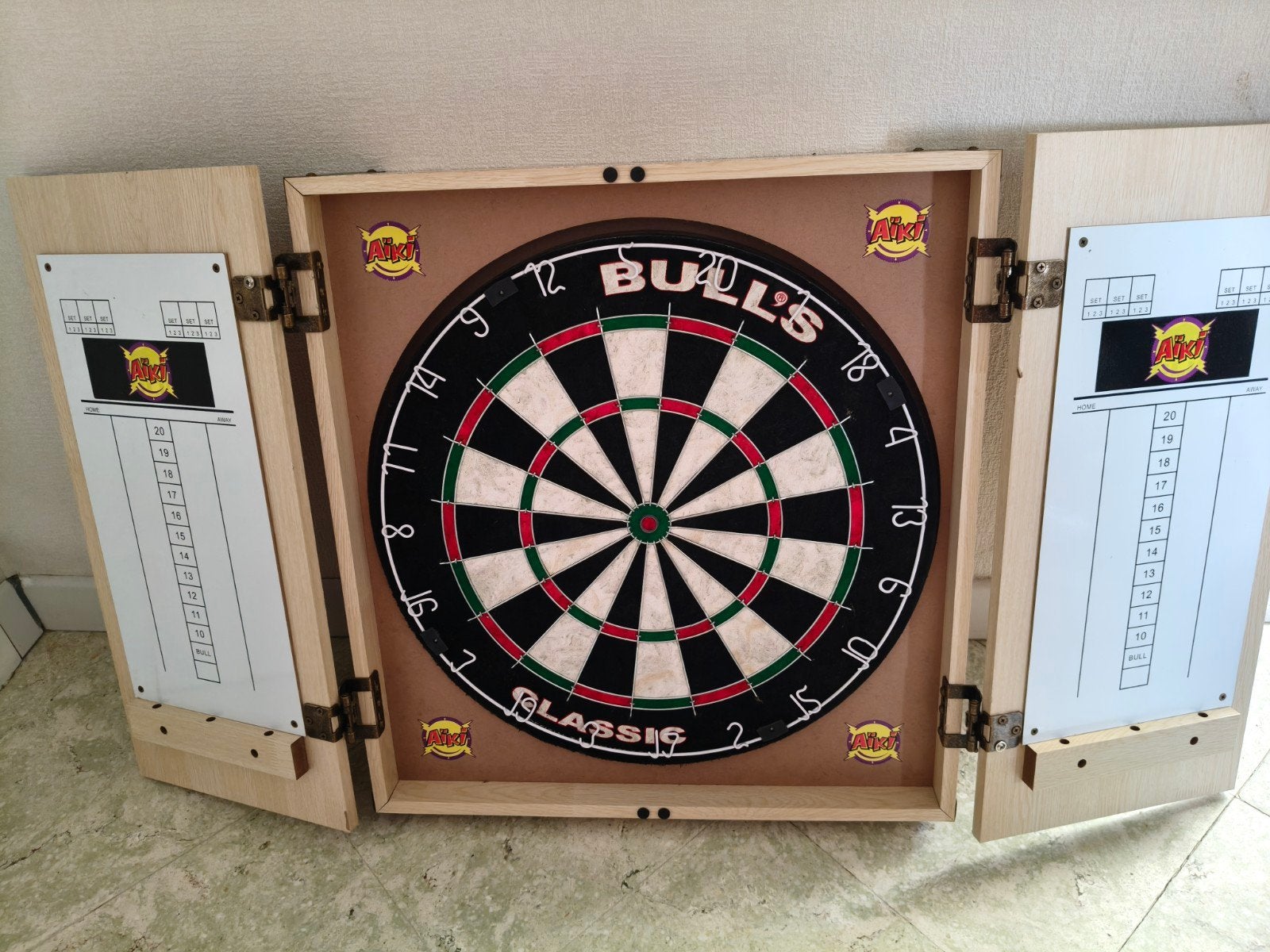 Bulls classic dartsboard + gratis darts en cabinet, Enlèvement ou Envoi
