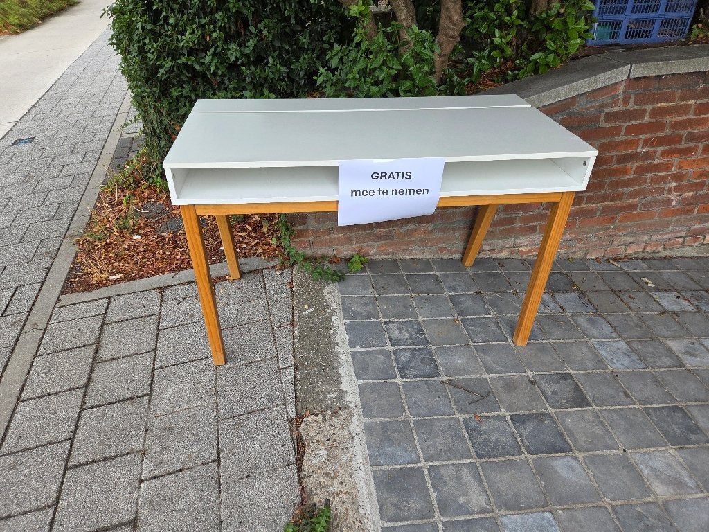 gratis bureau op te halen (kind), Huis en Inrichting, Bureaus, Ophalen, Gebruikt, Hout, Kinderbureau