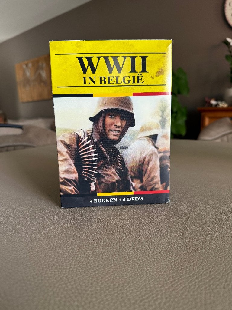 DVD Box WWII 4 boeken en 5 dvd’s, Enlèvement, Utilisé, Guerre ou Policier