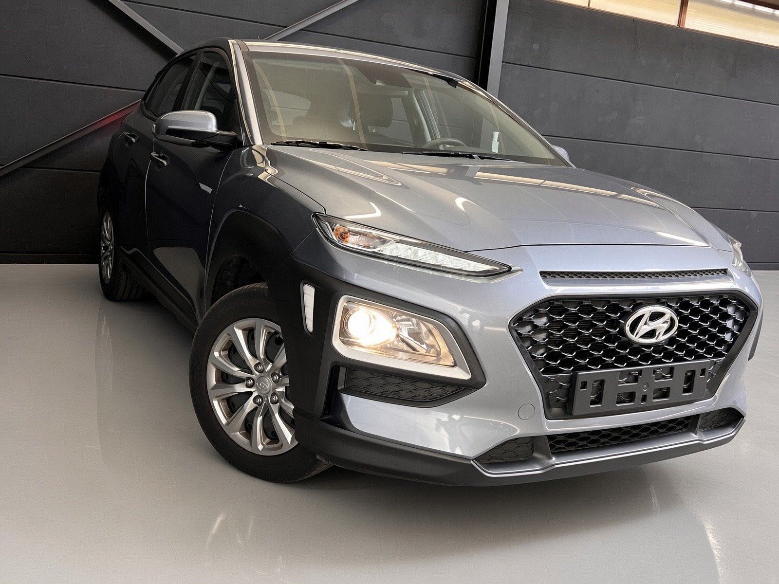 Hyunday Kona 1.0 benzine, bj2018, 50.000km, 1j garantie, Auto's, Hyundai, Stof, Parkeersensor, Bedrijf, 5 deurs
