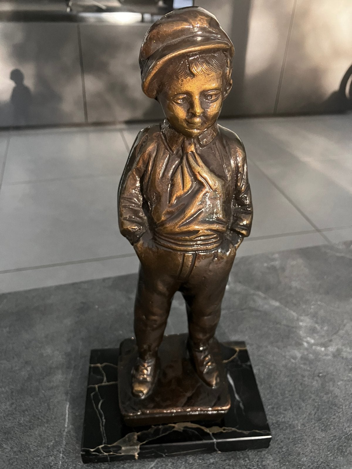 Bronzen beeldje van straatjongen, Antiek en Kunst, Ophalen
