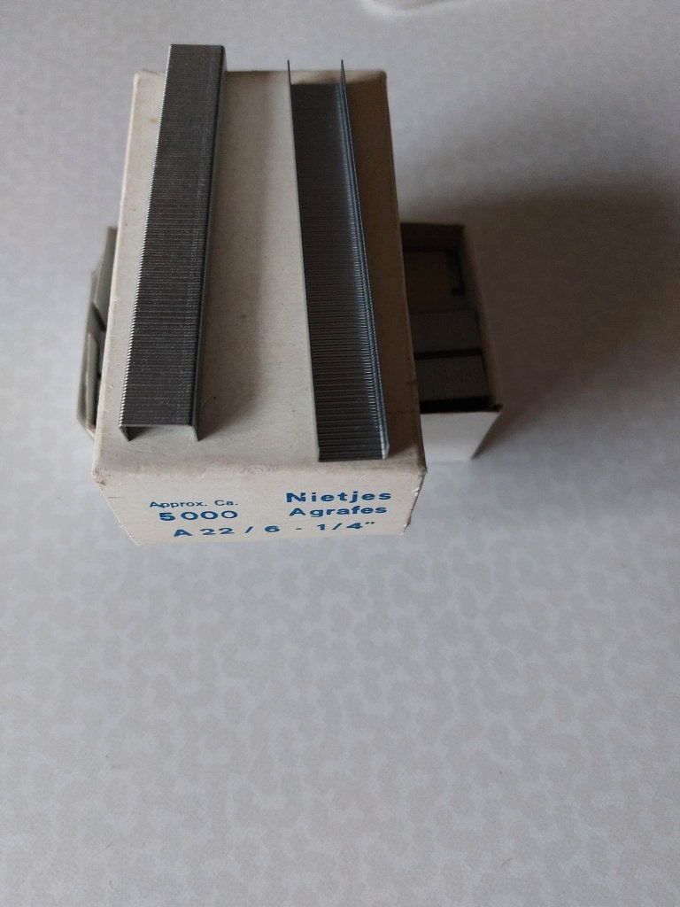 3 dozen Nieuw Nietjes A22-6 --2€ de doos, Ophalen, Nieuw