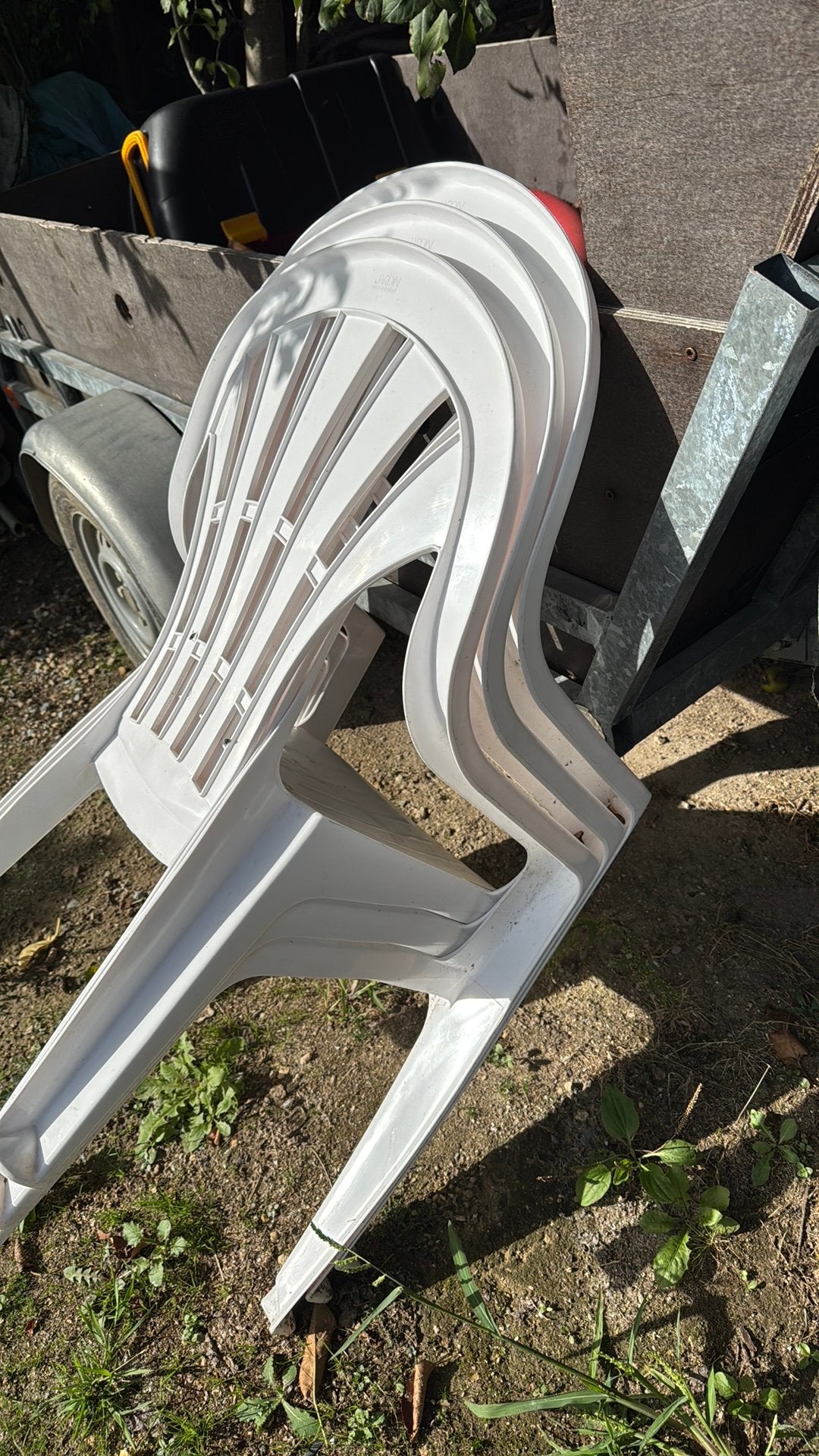 3chaises impeccable, Enlèvement