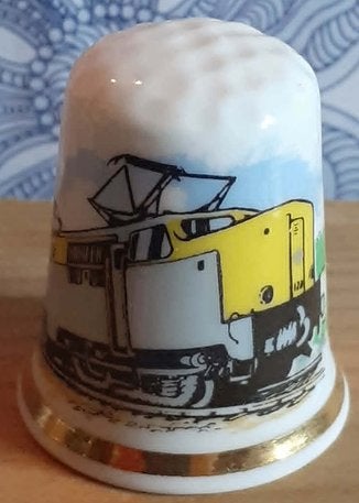 dé a coudre de collection porcelaine locomotive (3), Verzamelen, Vingerhoedjes, Ophalen of Verzenden, Zo goed als nieuw, Porselein