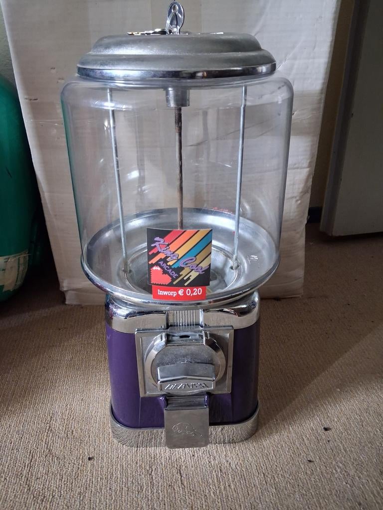 Kauwgombal automaat, Ophalen