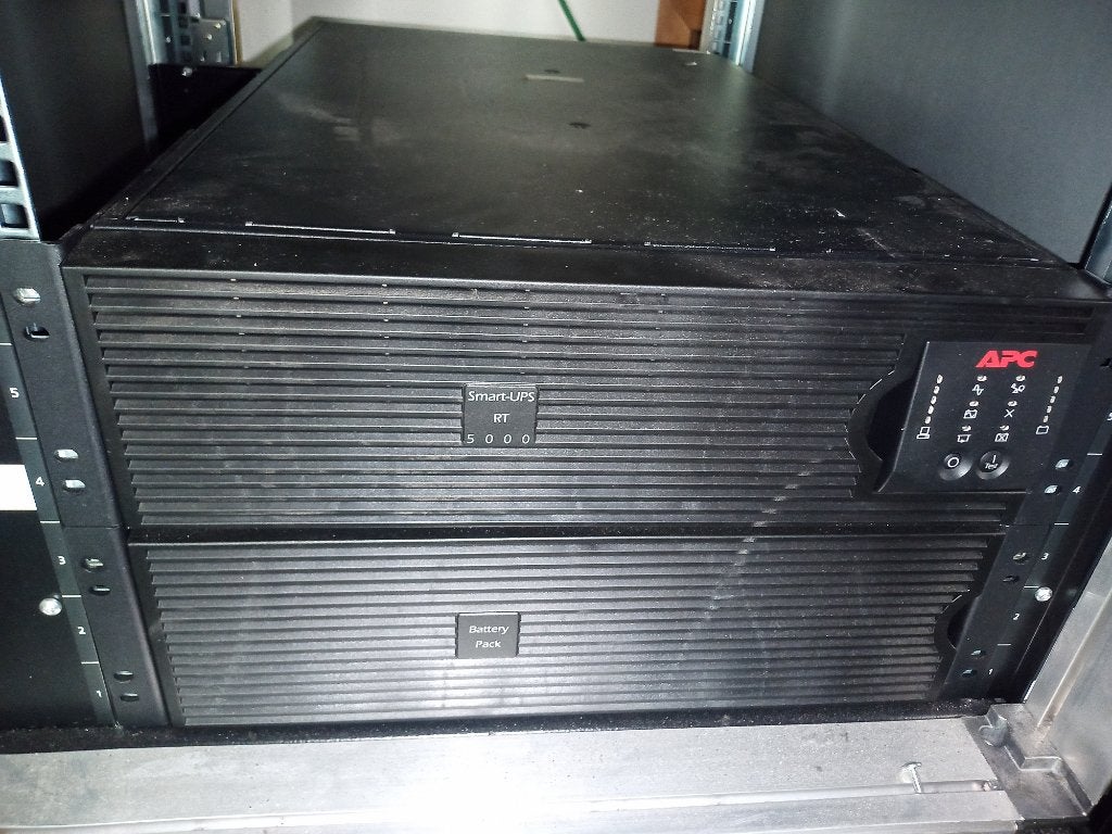 SLIMME UPS RT 5000, Computers en Software, Noodvoedingen (UPS), Ophalen, Zo goed als nieuw