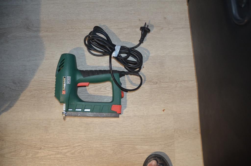 Elektrische nietmachines Laminaatsnijder, Doe-het-zelf en Bouw, Ophalen, Zo goed als nieuw
