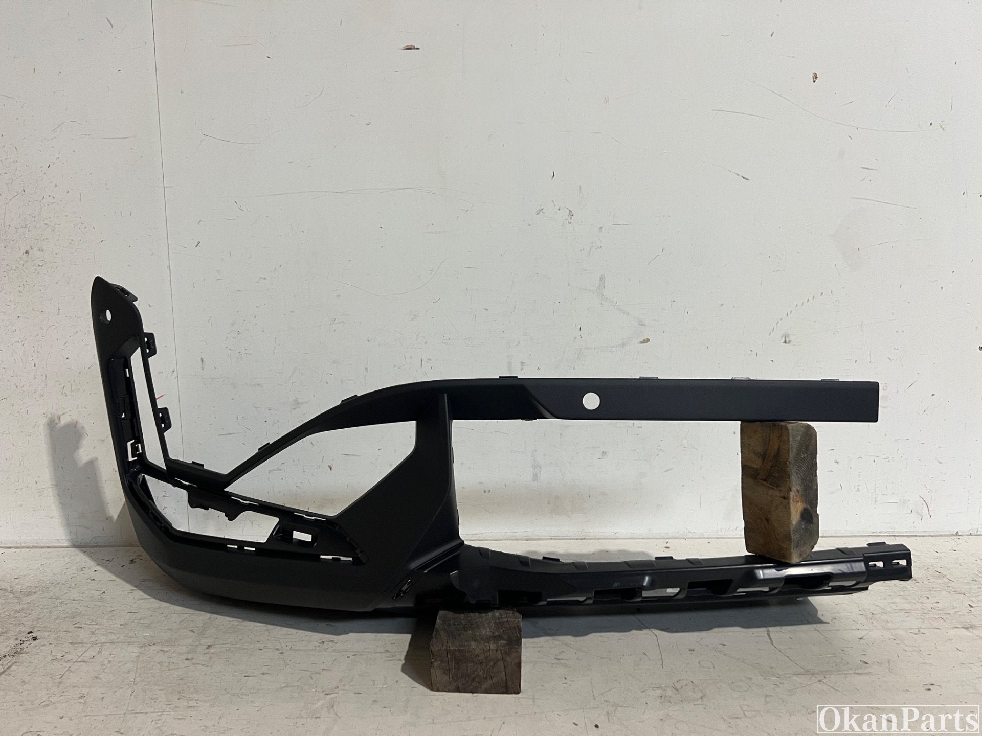 Coin droit du pare-chocs avant droit BMW X1 U11 51119883580, Petuelring 130
80788  Munich, DE, Pare-chocs, Info@bmw.de, Utilisé