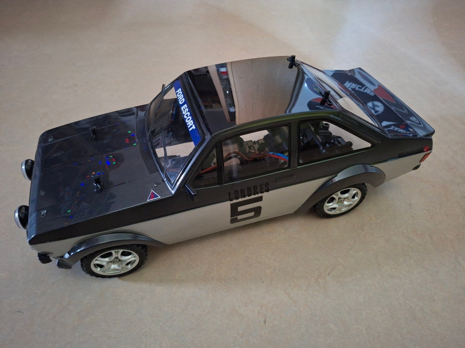 Nieuwe Tamiya M04L met Ford Escort MKII body > verzamelaara, Elektro, Nieuw, Ophalen of Verzenden, Schaal 1:10