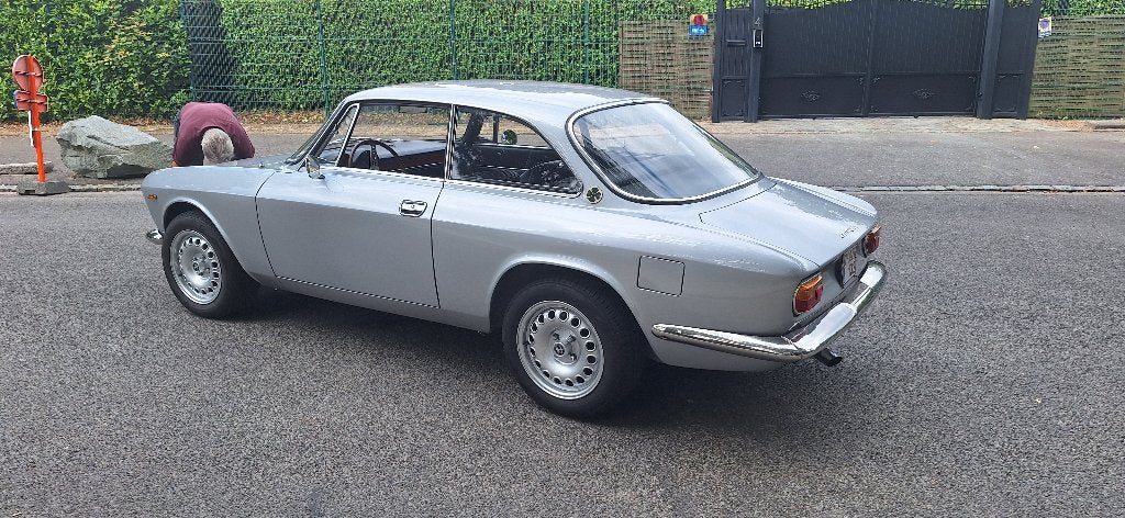 Alfa romeo 1300 GT. Junior de 1970., Achterwielaandrijving, Zwart, Handgeschakeld, Particulier