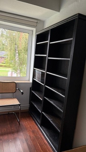 Houten boekenkast – zwart, klassieke bibliotheekstijl, Huis en Inrichting, Ophalen