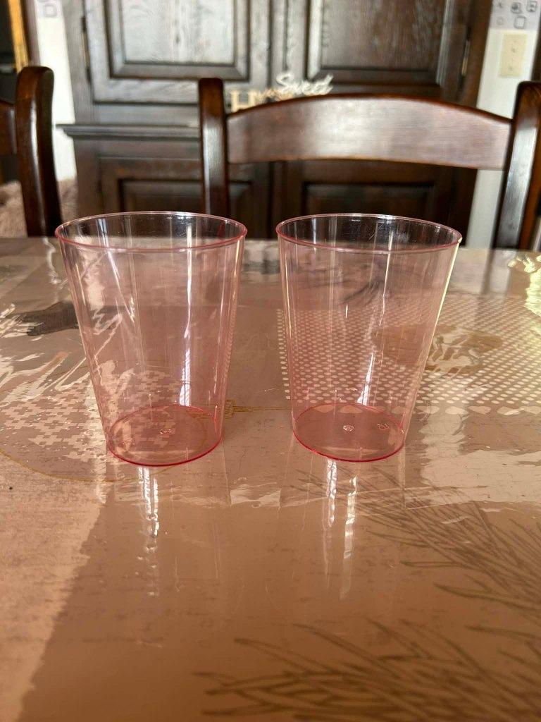 Lot de deux gobelets rose, Enlèvement, Utilisé, Verre à eau
