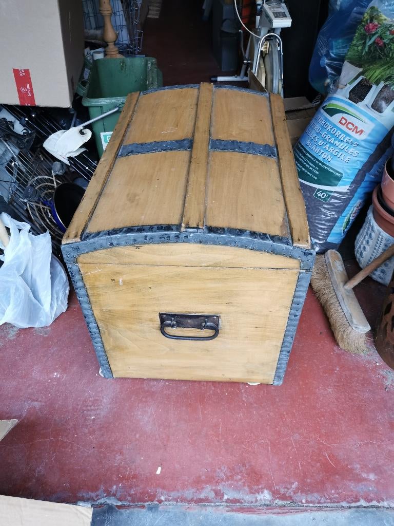 Oude koffer of kist projectje. Hout en metaal., Ophalen