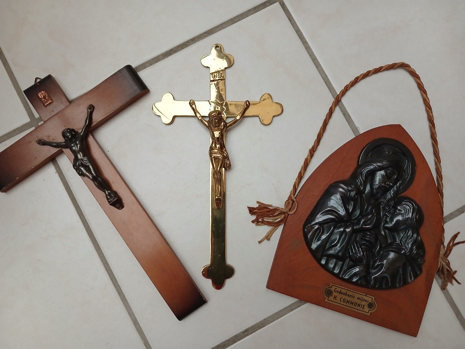 2 CRUCIFIX ET PLAQUE MURALE RELIGIEUSE, Enlèvement