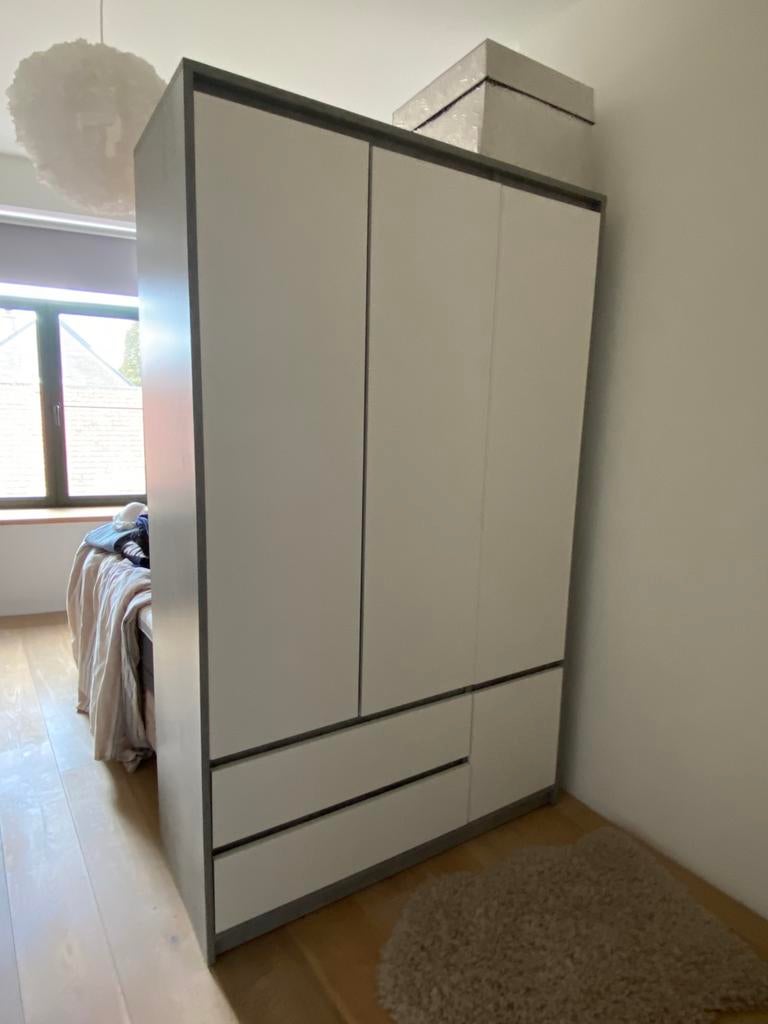Kledingkast yisk te koop, Ophalen, Zo goed als nieuw, Met deur(en)