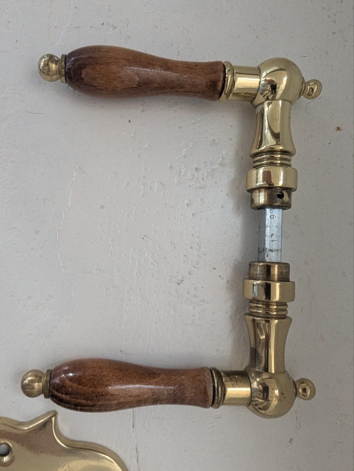 Deurklink met schild, messing en hout, Ophalen, Zo goed als nieuw, Koper of Messing