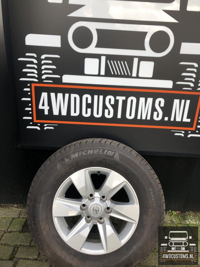 Velgen  17 INCH  en M /S  BANDEN  NIEUW  TOYOTA  LANDCRUISER, Auto-onderdelen, Banden en Velgen, Gebruikt, -, -, Banden en Velgen
