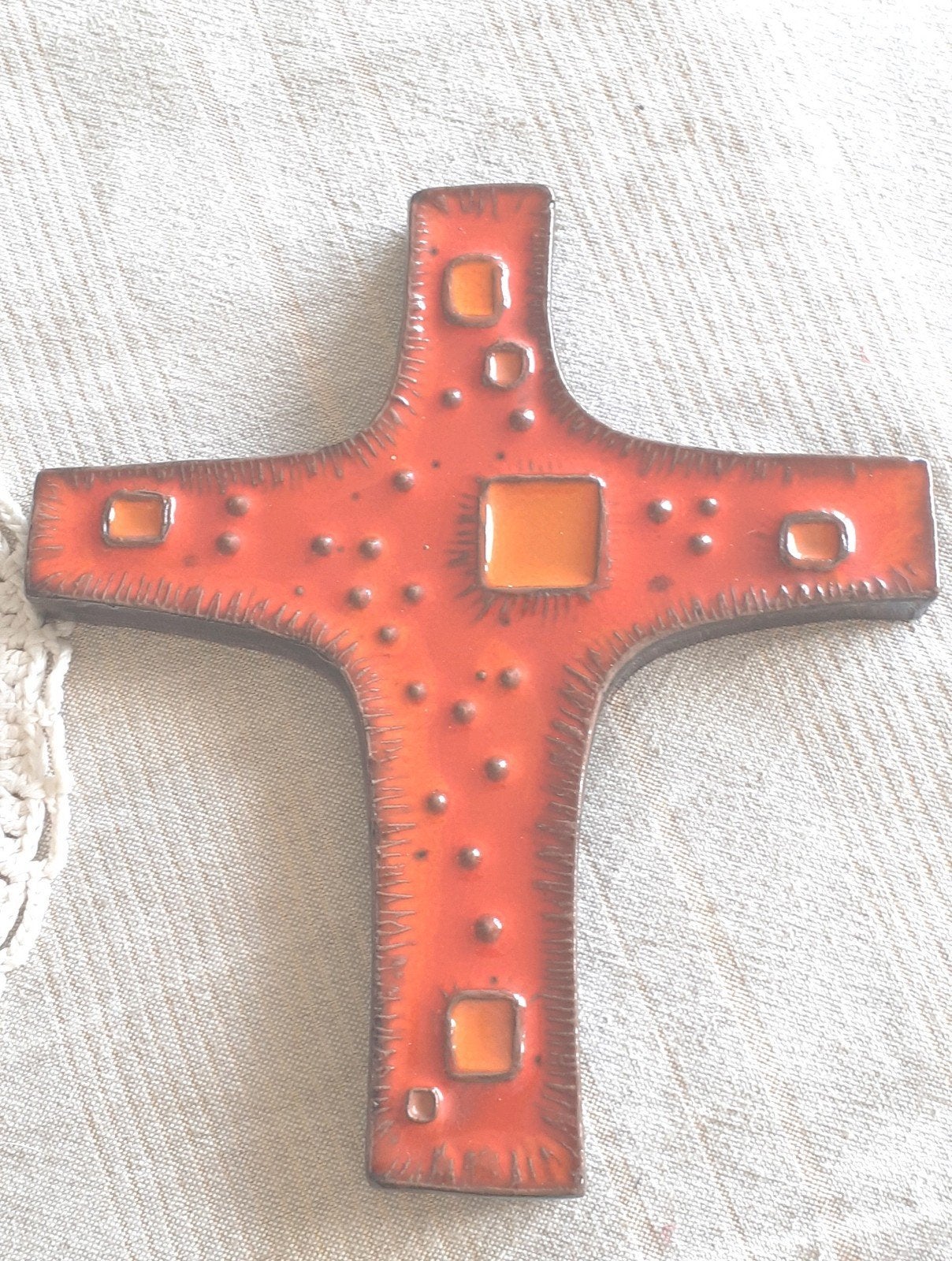 Croix en céramique émaillée, Enlèvement