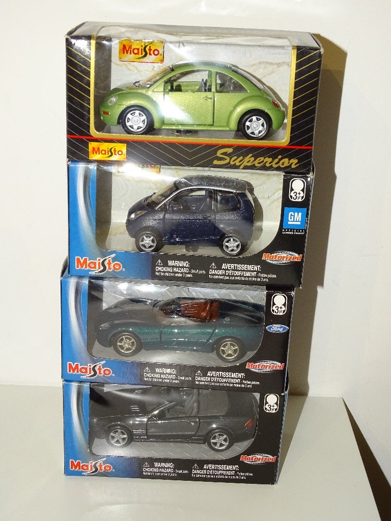 Lot 4  miniatures Maisto vw beetle mercedes ford plymouth ?, Enlèvement ou Envoi, Comme neuf, Voiture, Autres marques