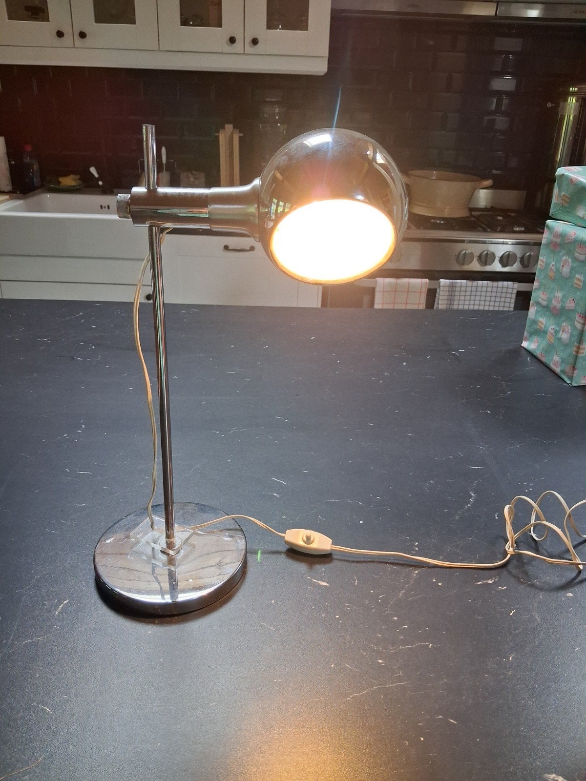 Space age eyeball lamp, Enlèvement