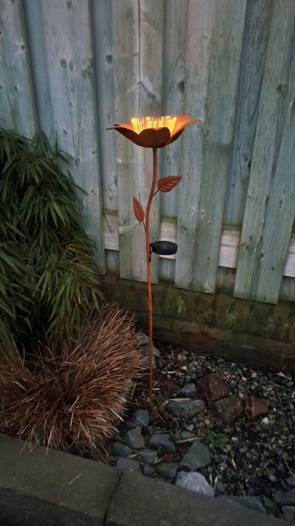 Brocante vintage solar tuinlamp (model: lelie), Neuf, Enlèvement ou Envoi, Énergie solaire, Acier