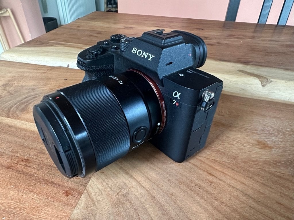 Sony Alpha A7RIV met 1.8-35mm lens, TV, Hi-fi & Vidéo, Enlèvement ou Envoi, Bouchon de boîtier, Sony