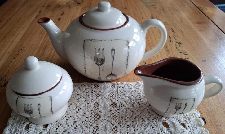 Koffiepot + roomstel met oud bestek erop, Appletree, Maison & Meubles, Cuisine | Vaisselle, -, Poterie, Utilisé, Autres types