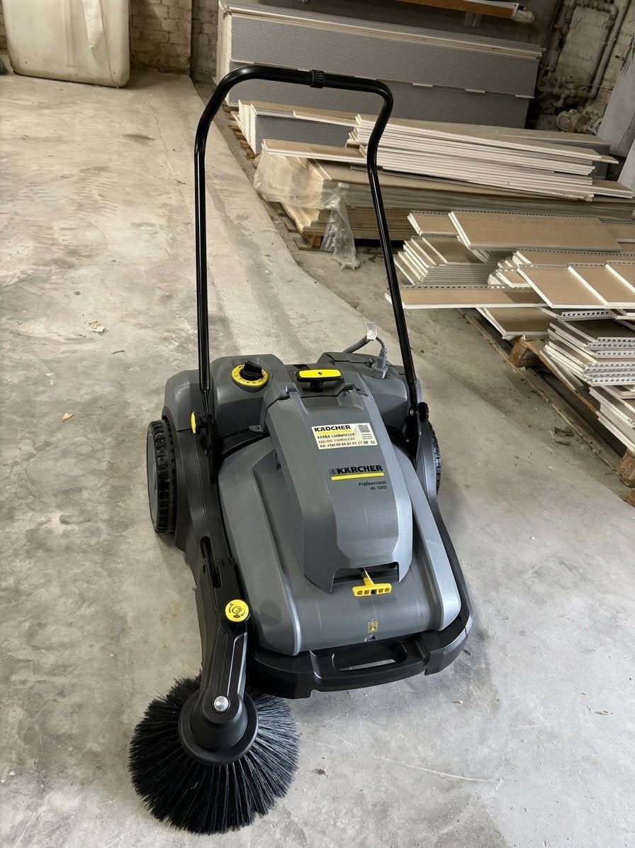 Balayeuse professionnel Kärcher (KM 70 C) 1er propriétaire, Jardin & Terrasse, Enlèvement, Comme neuf