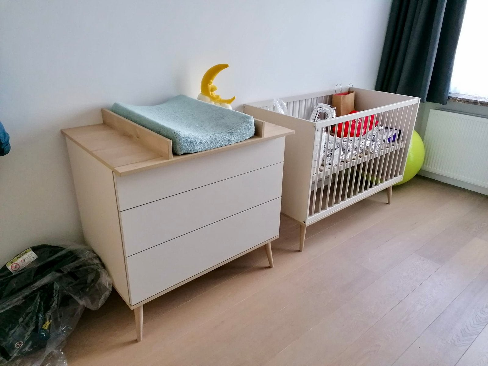 QUAX FLOW BED 60x120 CLAY + QUAX FLOW COMMODE CLAY, Kinderen en Baby's, Ophalen, Gebruikt, Jongetje of Meisje