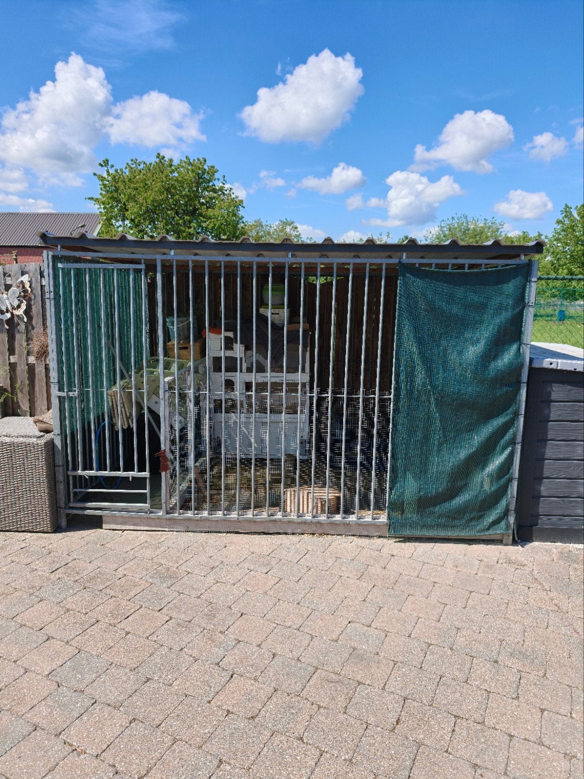 Honden kennel met geïsoleerd dak, richtprijs €450 (flexibel), Ophalen, Hondenkennel