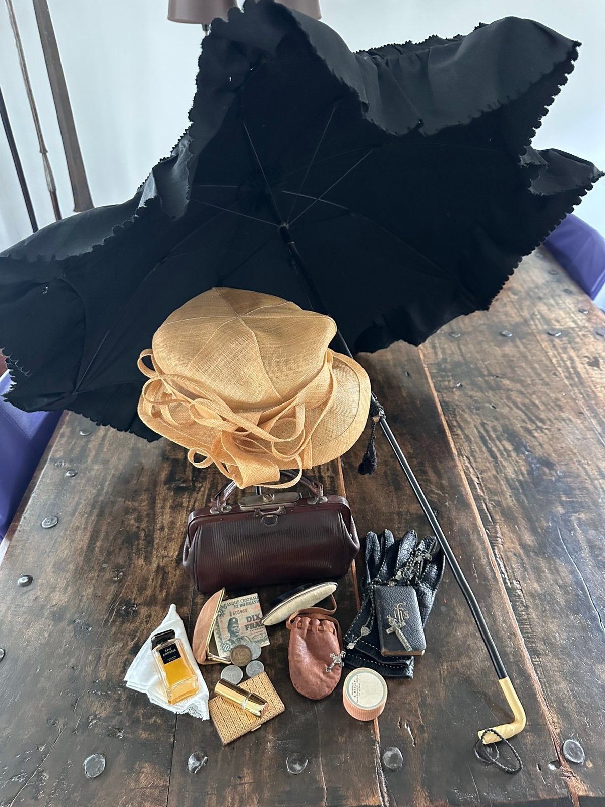 Sac avec contenu, chapeau de paille et parapluie, Antiquités & Art, Blanc, Afrique, Enlèvement ou Envoi, Sculpture