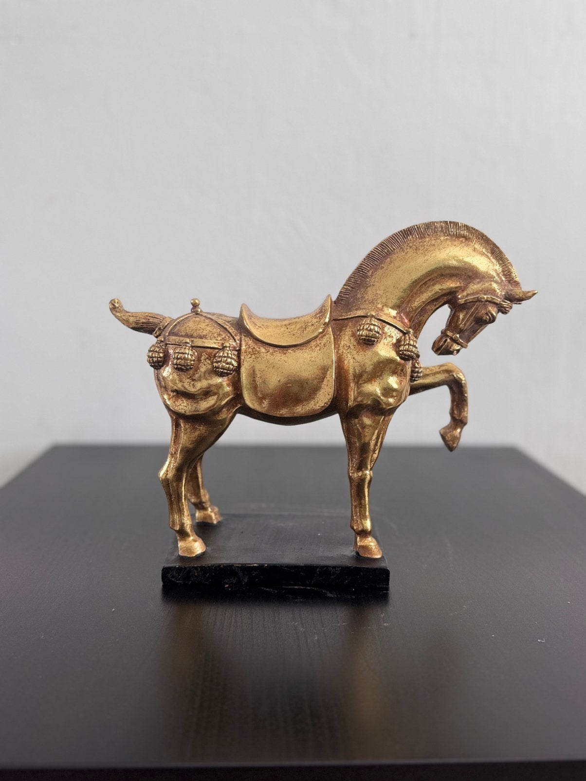 Cheval décoratif doré sur socle – 24 cm, Antiquités & Art, Enlèvement ou Envoi, Bronze