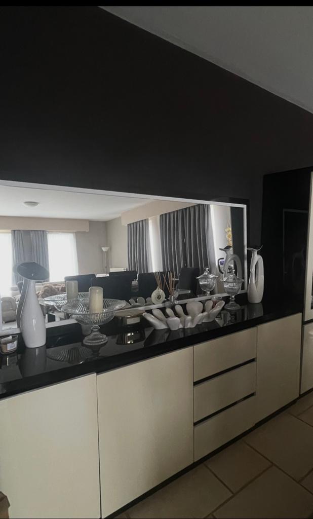 Moderne dressoirkast met spiegel, Ophalen, Zo goed als nieuw