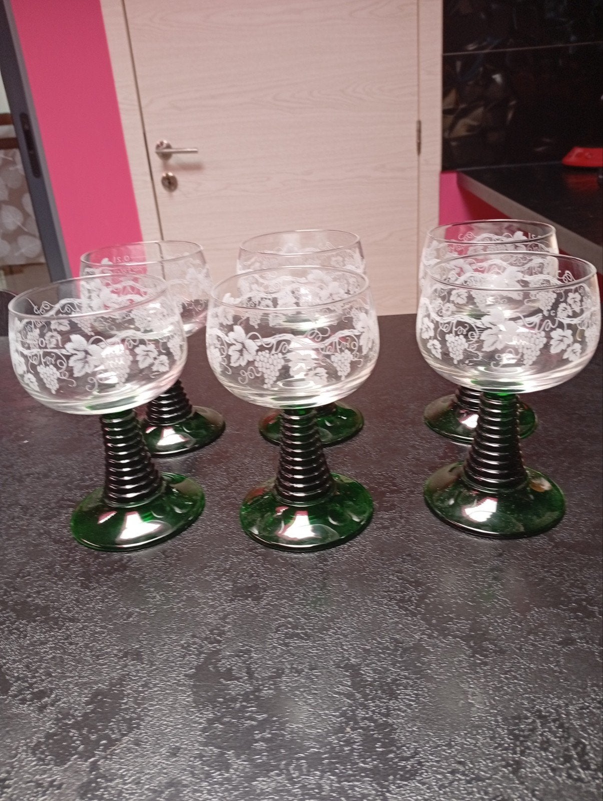 6 witte wijnglazen met zeefdruk uit Roemenië, Verzamelen, Glas en Drinkglazen, Ophalen of Verzenden