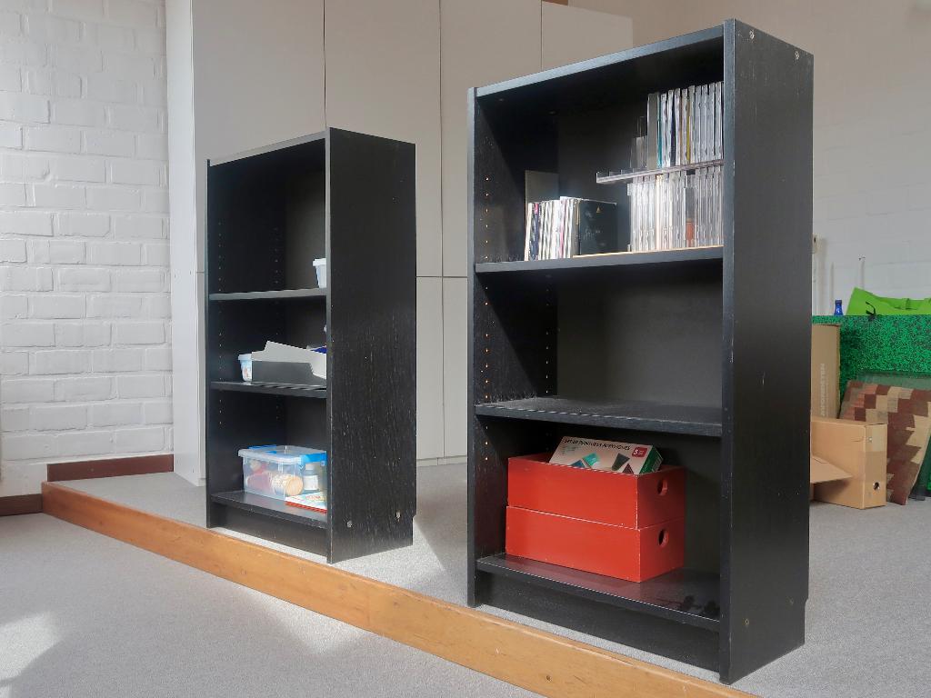 2 lage boekenkasten, open, zwart, Huis en Inrichting, Kasten | Boekenkasten, Ophalen, Met plank(en), Gebruikt, Strak, zonder versieringen.