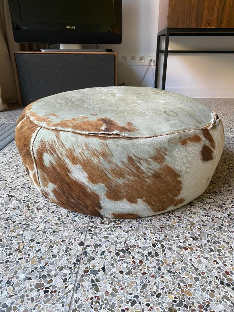 Seventies poef uit koeienhuid, Rond, Enlèvement, Utilisé, 50 à 75 cm
