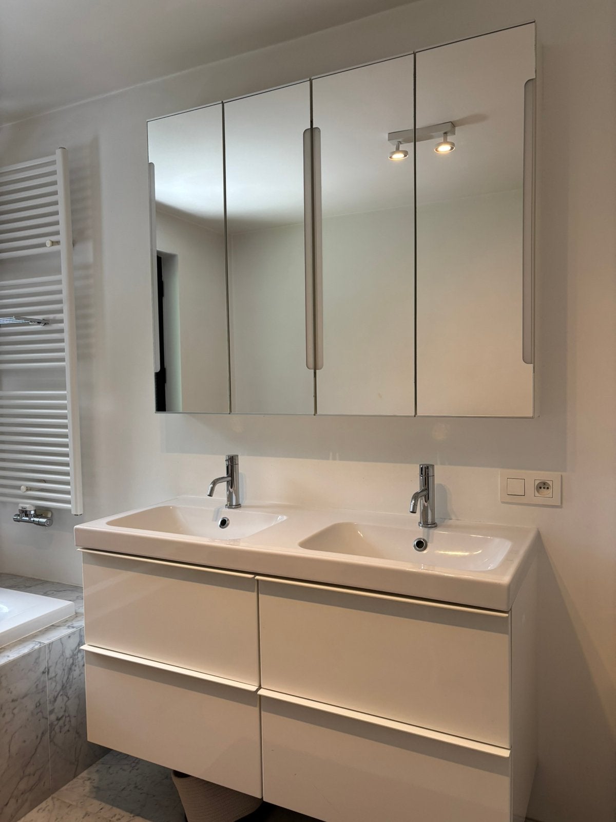 Badkamermeubel. Dubbele lavabo. Schuifladen en spiegelkast, Huis en Inrichting, Badkamer | Badkamermeubels, Ophalen, Zo goed als nieuw